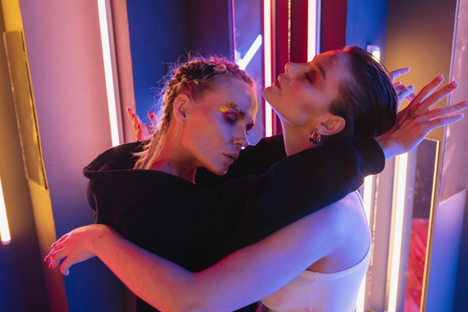 Analisi dettagliata delle tecniche di trucco teatrale in azione