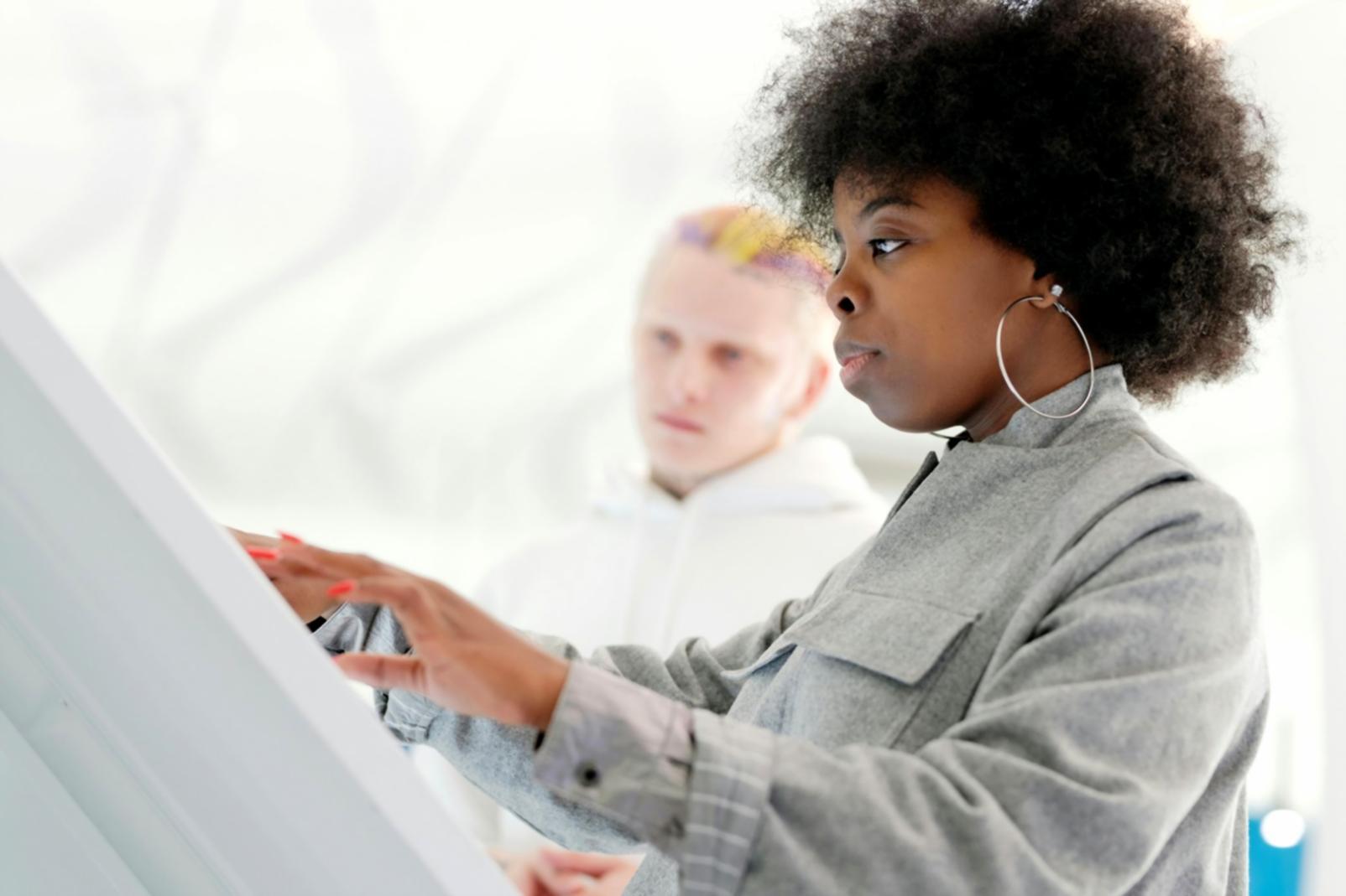 Applicazione pratica di trucco teatrale con pennelli professionali